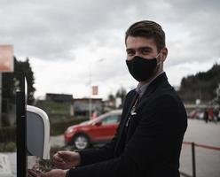 gast gebruik makend van handen ontsmetting in restaurant foto