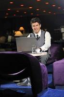 jonge zakenman die op laptop werkt foto