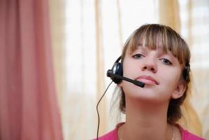 slim jong vrouw gebruik makend van headset foto