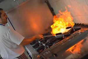 chef-kok bereiden van voedsel foto