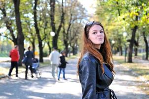 brunette schattig jong vrouw poseren buitenshuis foto