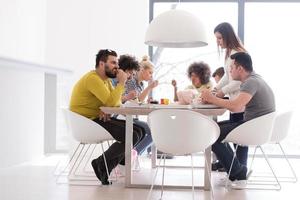 multi-etnisch groep van gelukkig vrienden lunch tijd foto