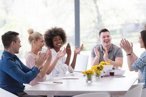 multi-etnisch opstarten groep van jong bedrijf mensen vieren succes foto