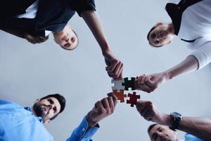 groep van bedrijf mensen in elkaar zetten decoupeerzaag puzzel foto