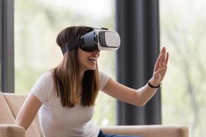 vrouw gebruik makend van vr-headset bril van virtueel realiteit foto