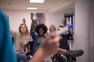 dichtbij omhoog van leraar hand- met markeerstift foto