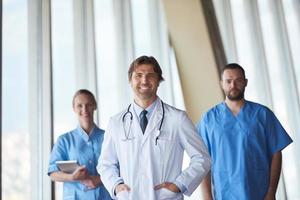 groep van medisch personeel Bij ziekenhuis, knap dokter in voorkant van team foto