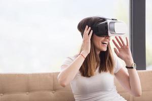vrouw gebruik makend van vr-headset bril van virtueel realiteit foto