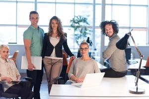 portret van een bedrijf team Bij een vergadering foto