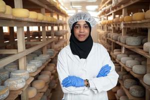 Afrikaanse zwart moslim bedrijf vrouw in lokaal kaas productie bedrijf foto