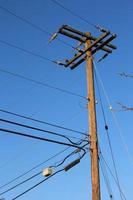 elektrisch polen gemaakt van hout tegen een donker blauw lucht tafereel. in Amerika foto
