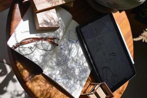 meubilair ontwerp, digitaal tekening in tablet en analoog in notitieboekje foto