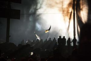 Kiev straat tijdens revolutie vol met mensen met vlag foto