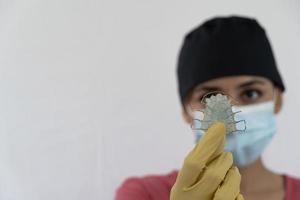 jong vrouw tandarts Holding tandheelkundig instrumenten in haar hand- foto