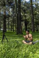 visie van een Mens dirigeren virtueel geschiktheid klasse met groep van mensen Bij huis Aan een video conferentie. geschiktheid instructeur nemen online yoga klassen foto