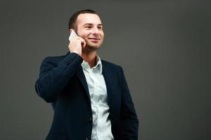 zakenman praten aan de telefoon