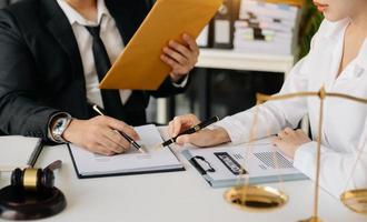 zakenvrouw of rechter raadplegen en conferentie hebben team vergadering met cliënt Bij wet firma in kantoor foto