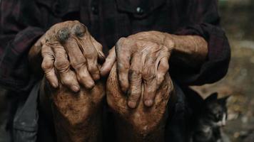 mannelijke gerimpelde handen, oude man draagt foto