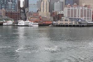 Seattle Verenigde Staten van Amerika - maart, 10 2022 hoog gebouwen, stoom- dampen, de Seattle in de stad de Seattle Super goed wauw veerboot terminal Oppervlakte. foto