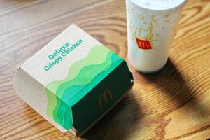 Washington Amerika juni 17 2022 mcdonald's de luxe krokant kip hamburger doos gemaakt van gerecycled papier met een glas van pepsi. foto