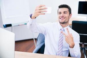 gelukkig zakenman selfie foto maken