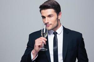 zakenman met glas champagne foto
