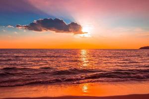 mooi zonsondergang over- de zee.hemel Aan schemering tijd en reflectie Aan de zee voor reizen in vakantie kom tot rust tijd foto