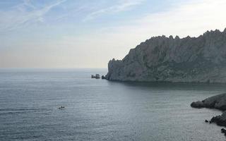 boot cruisen door de zee buiten van marseille, Frankrijk foto