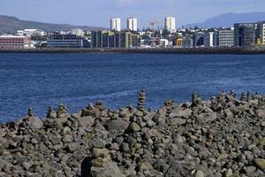 balans - gestapeld stenen Bij de kust van reykjavik, IJsland foto