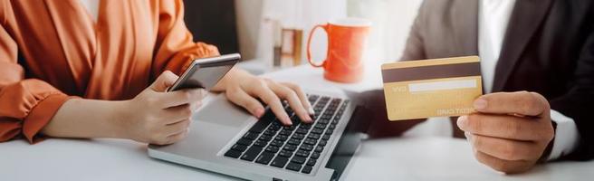 technologie, mensen en online boodschappen doen concept - gelukkig glimlachen Mens met tablet pc computer en credit kaart Bij huis foto