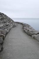 een leeg pad leidend in de omgeving van een kromme Bij de kust van keflavik, IJsland foto