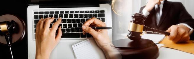 zaken en advocaten bespreken contractpapieren met koperen schaal op bureau in kantoor. wet, juridische diensten, advies, rechtvaardigheid en wet concept foto met film grain effect