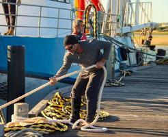 haven Lincoln visvangst trawler terugkeren naar haven in aansluiting op 5 dagen en nachten Bij zee foto