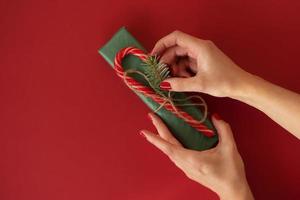 een vrouw decoreren presenteert en cadeaus voor Kerstmis vakantie foto
