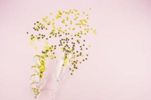 een vlak lat van feestelijk prosecco bril en confetti in hen foto