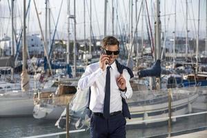 blij mannetje baas pratend Aan smartphone Aan dijk foto