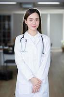 aziatische vrouw arts staat vol vertrouwen en glimlacht. foto