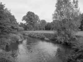 wandelen Bij rivier- in Westfalen foto