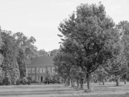 wandelen Bij rivier- in Westfalen foto