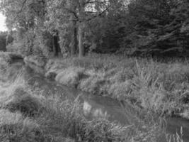 wandelen Bij rivier- in Westfalen foto