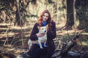 vrouw knuffelen haar hond foto