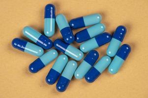 pil capsules en twee tinten van blauw foto