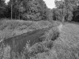 wandelen Bij rivier- in Westfalen foto