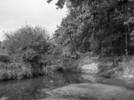 wandelen Bij rivier- in Westfalen foto