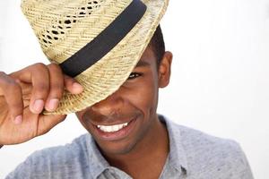vrolijke jonge man die lacht met hoed