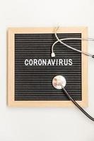 tekstuitdrukking coronavirus en stethoscoop op zwarte letterbordachtergrond. nieuw coronavirus 2019-ncov, mers-cov midden-oosten respiratoir syndroom coronavirus afkomstig uit Wuhan China foto