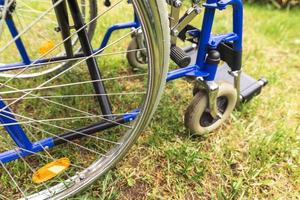 lege rolstoel die in het ziekenhuispark staat te wachten op patiëntendiensten. rolstoel voor persoon met een handicap buiten geparkeerd. toegankelijk voor personen met een handicap. gezondheidszorg medisch concept. foto