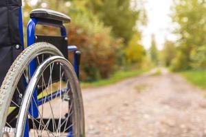 lege rolstoel die op de weg staat te wachten op patiëntendiensten. rolstoel voor mensen met een handicap buiten geparkeerd. toegankelijk voor personen met een handicap. gezondheidszorg medisch concept. foto