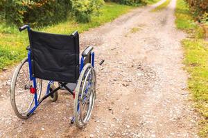 lege rolstoel die op de weg staat te wachten op patiëntendiensten. rolstoel voor mensen met een handicap buiten geparkeerd. toegankelijk voor personen met een handicap. gezondheidszorg medisch concept. foto