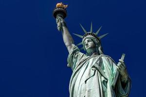 standbeeld van vrijheid in nieuw york Aan blauw lucht foto